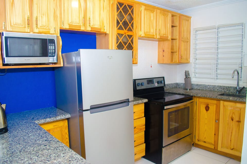 City Apartment, 2 Bedrooms, Non Smoking, Kitchen | Private kitchen | Full-size fridge, microwave, oven, stovetop