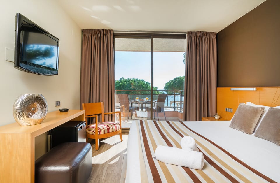 Minibar, in-room safe, desk, rollaway beds