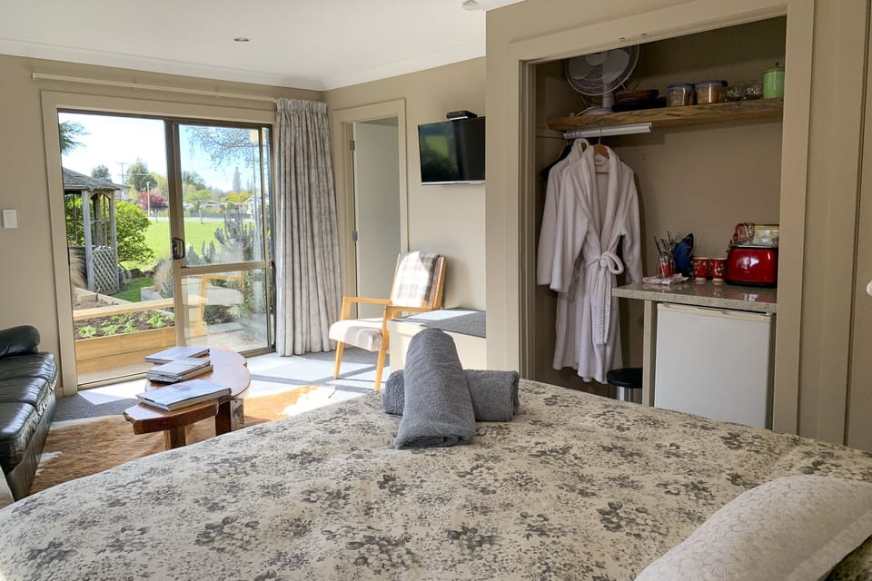 Studio 2 | Egyptian cotton sheets, premium bedding, down comforters