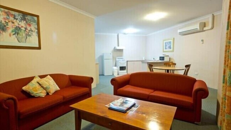 Apartment, Kitchen | Living area | 40-inch LCD TV with digital channels, TV
