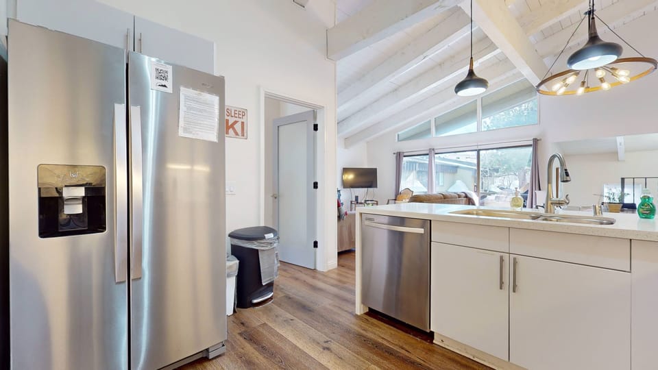 Condo, 4 Bedrooms | Private kitchen | Fridge, oven, coffee/tea maker, toaster