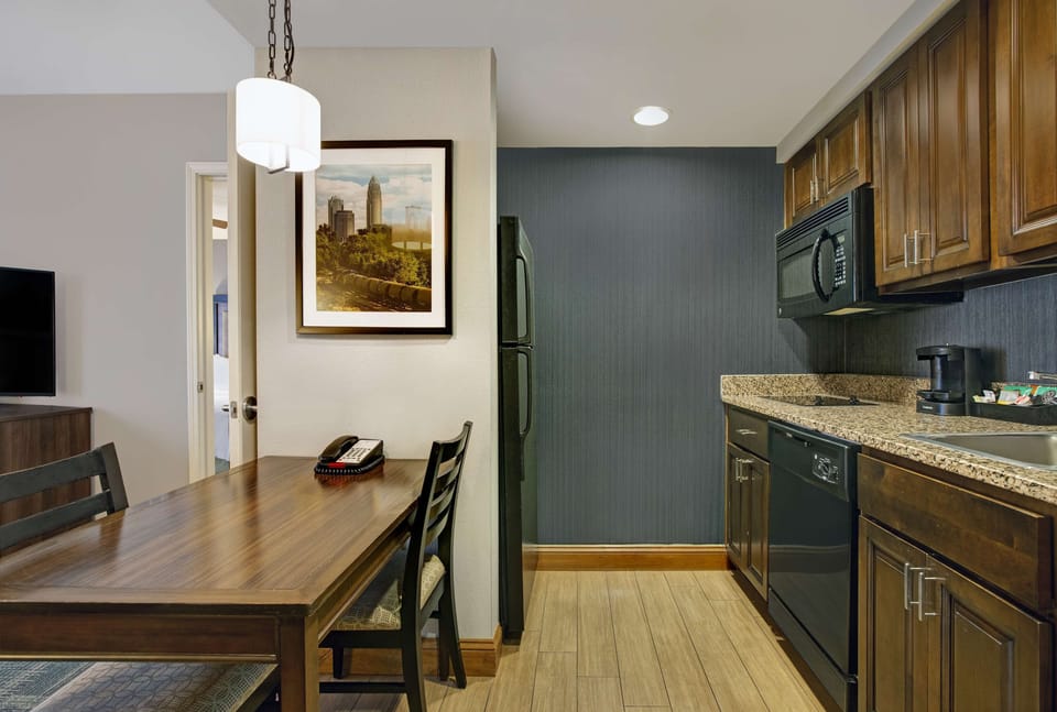 Deluxe Suite, 1 King Bed | Private kitchen | Fridge, microwave, oven, stovetop