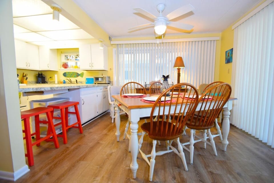 Condo, 2 Bedrooms | Dining