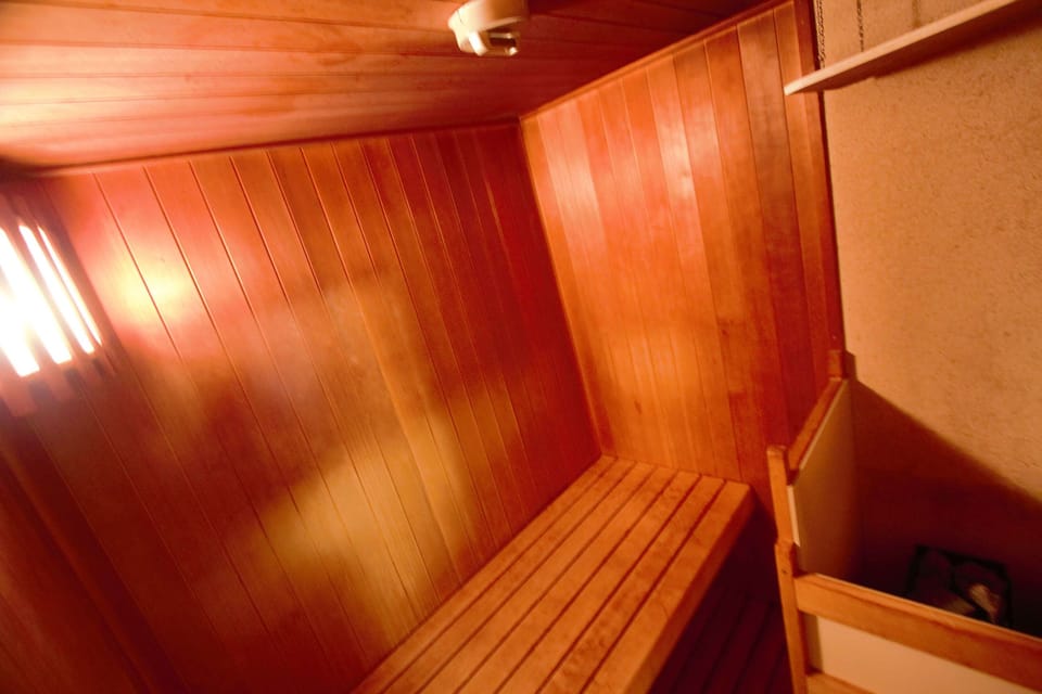 Deluxe King Room | Bathroom | Separate tub and shower, free toiletries, hair dryer, bathrobes
