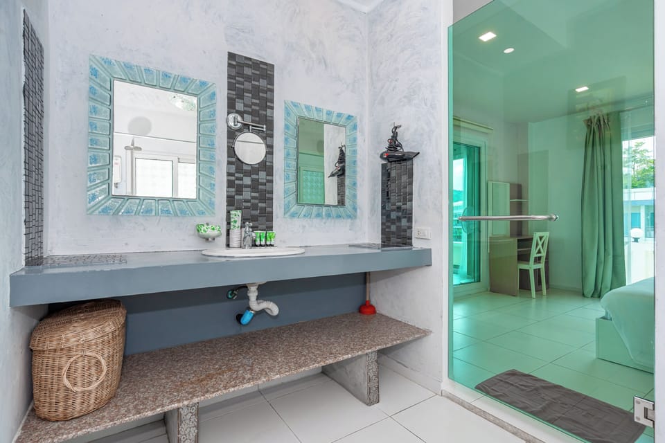 Penthouse 2-Bedroom Suite with Sea View | Bathroom | Shower, free toiletries, hair dryer, bidet