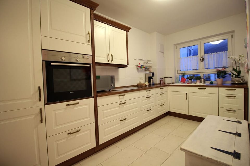Deluxe Apartment, 2 Bedrooms, Accessible (Pearl Royale) | Private kitchen | Fridge, microwave, oven, stovetop