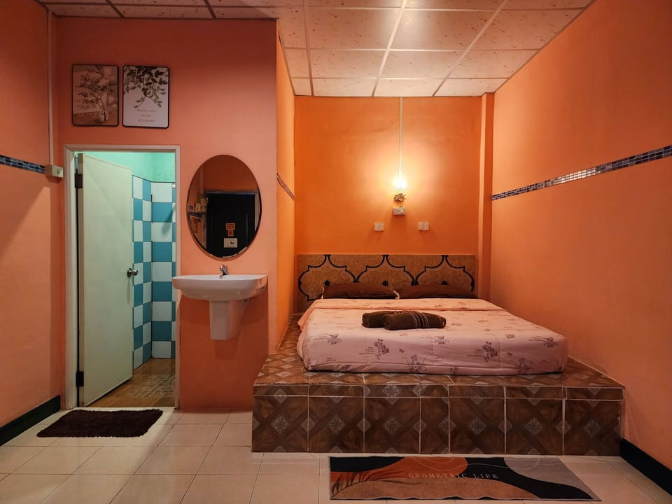 Basic Room | Desk, laptop workspace, blackout drapes, WiFi (free)