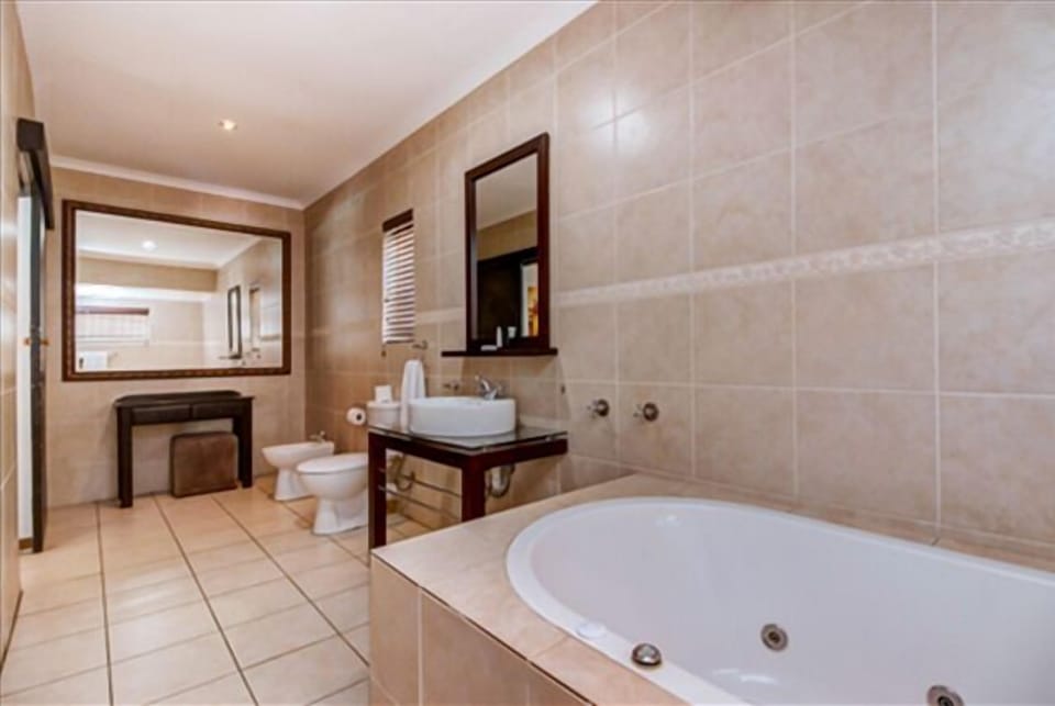 Standard Double Room (Lodge 3 Room) | Bathroom | Free toiletries, towels, soap, shampoo