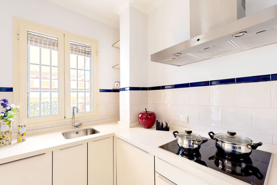 Apartment (1 Bedroom) | Private kitchen | Full-size fridge, microwave, oven, stovetop