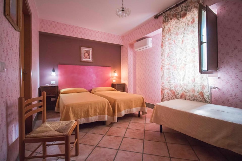 Triple Room | Desk, free WiFi, bed sheets