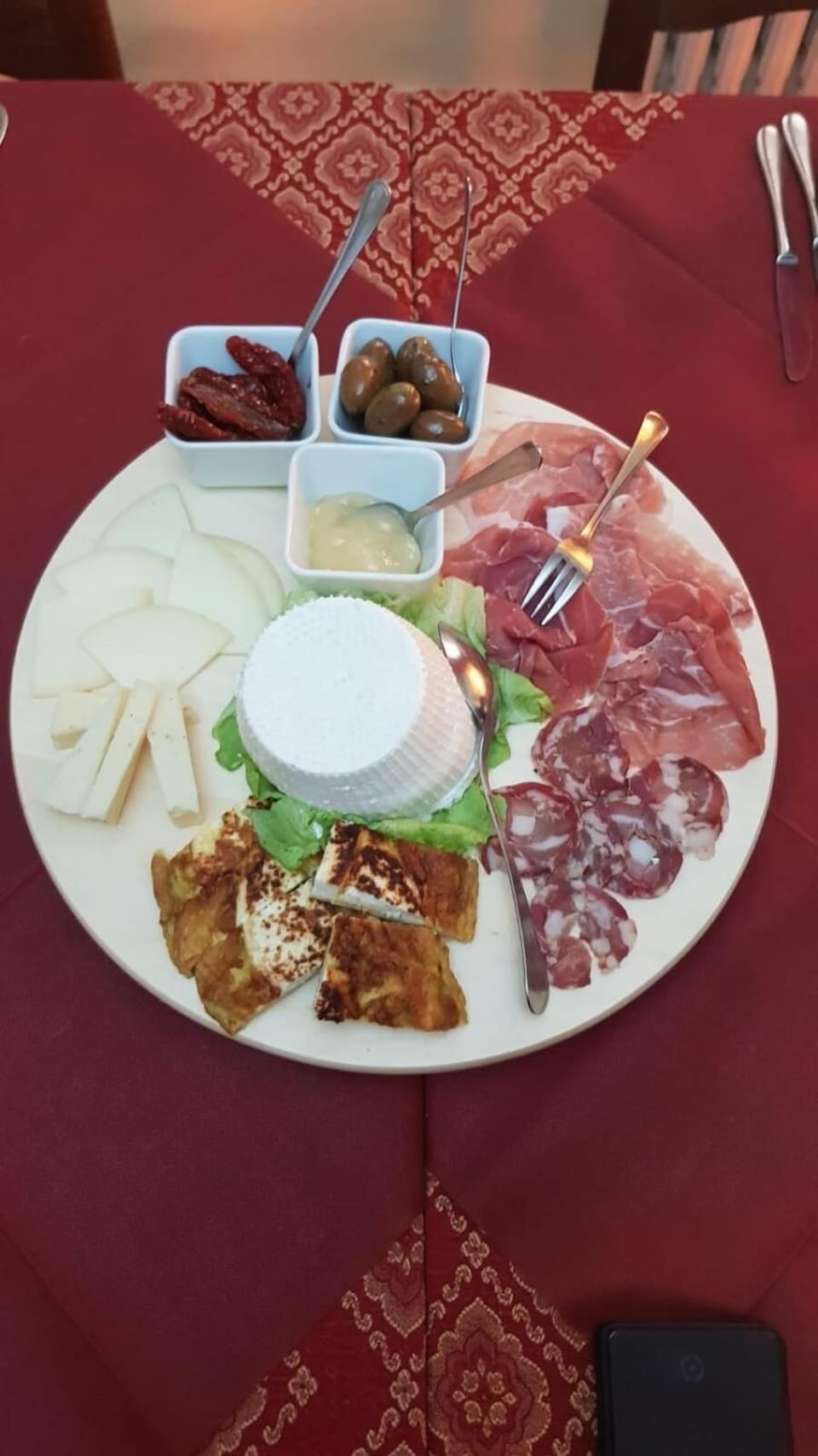 Lunch and dinner served