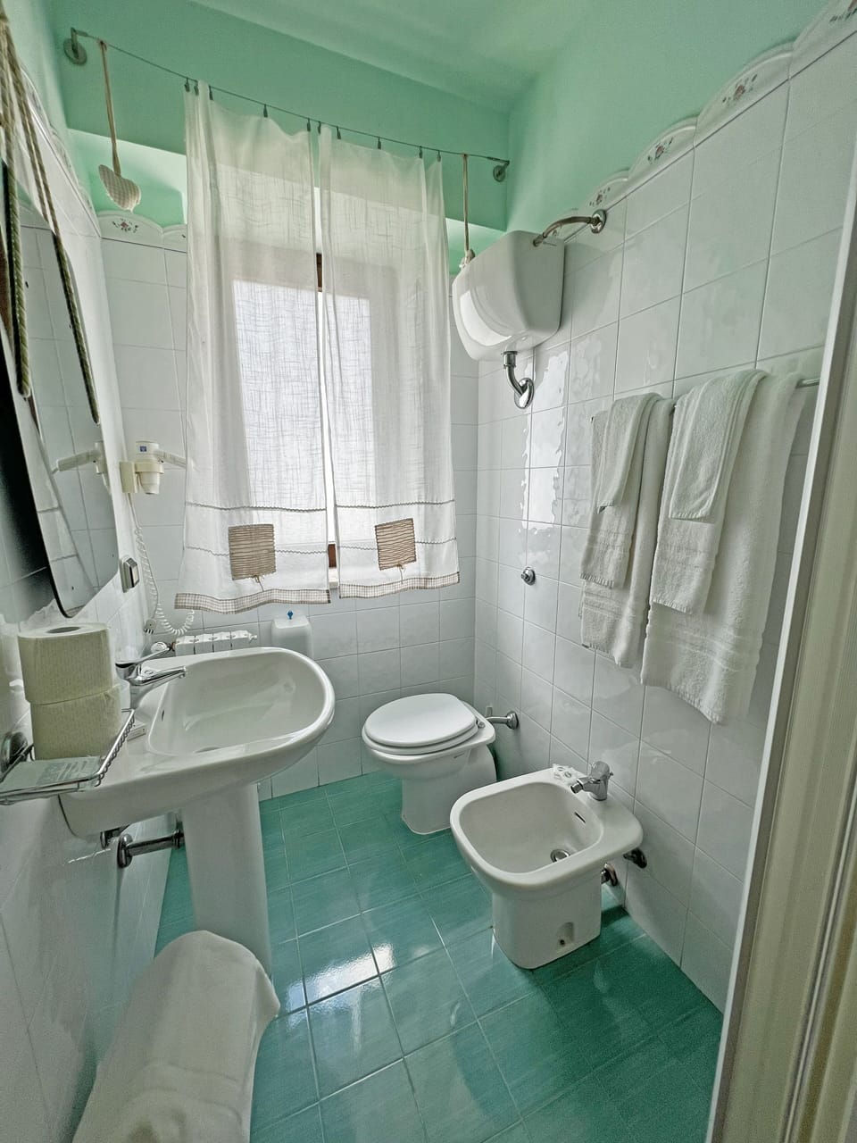 Double Room | Bathroom | Free toiletries, hair dryer