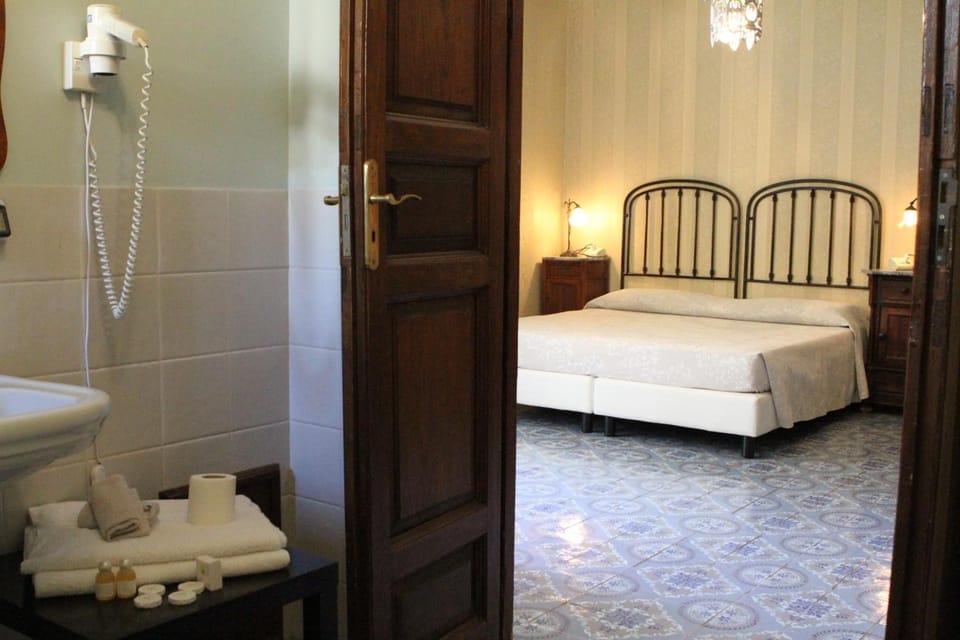 Quadruple Room | Desk, free WiFi, bed sheets