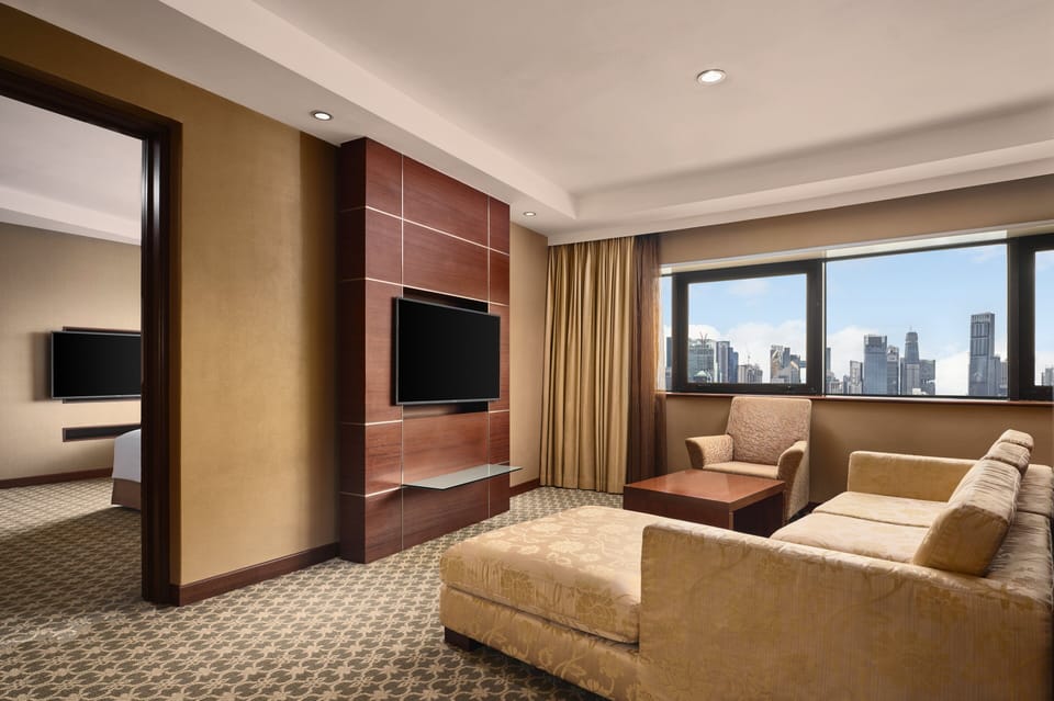 Suite, 1 King Bed, Club Lounge Access (High Floor) | 1 bedroom, minibar, in-room safe, desk