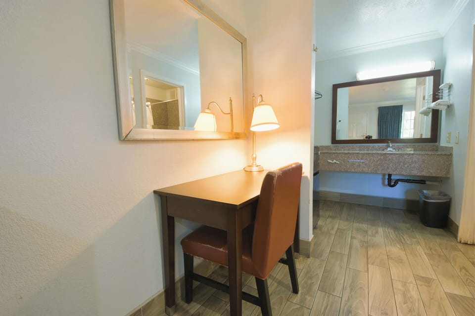 Standard Room, 1 King Bed, Smoking | Minibar, in-room safe, desk, iron/ironing board