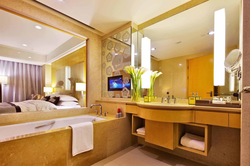 Combined shower/tub, rainfall showerhead, free toiletries, hair dryer