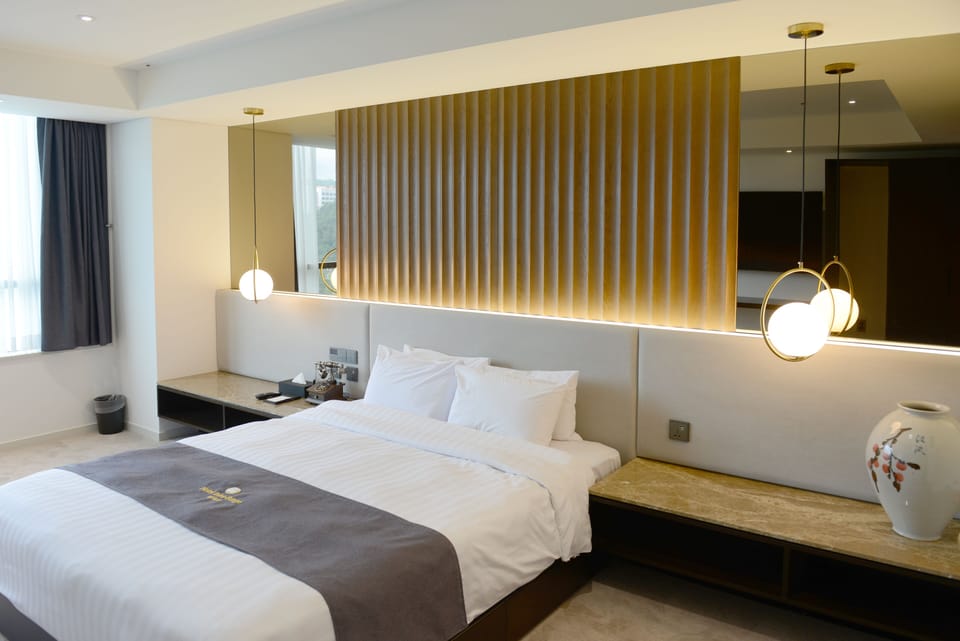 Royal Suite | Minibar, in-room safe, desk, laptop workspace