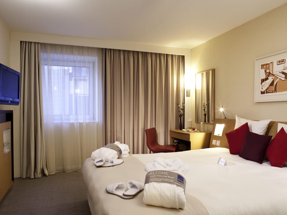 Suite, 1 King Bed | Hypo-allergenic bedding, in-room safe, desk, laptop workspace