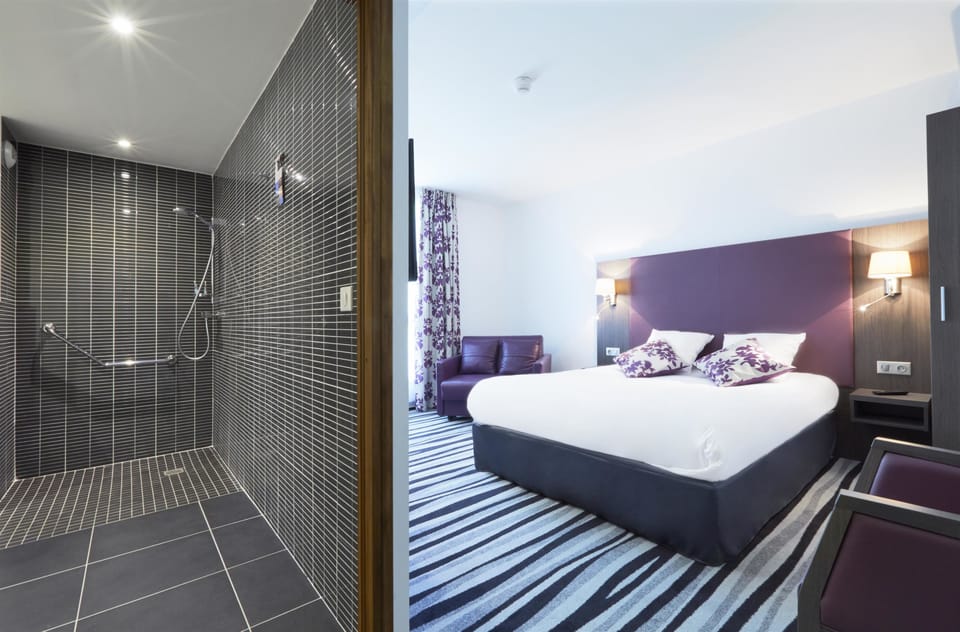 Superior Room, 1 Double Bed | Bathroom | Shower, eco-friendly toiletries, hair dryer, towels