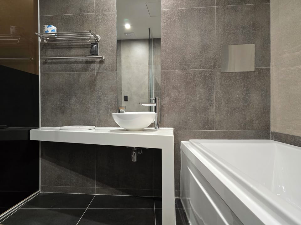 Deluxe Double Room | Bathroom | Free toiletries, hair dryer, bathrobes, slippers