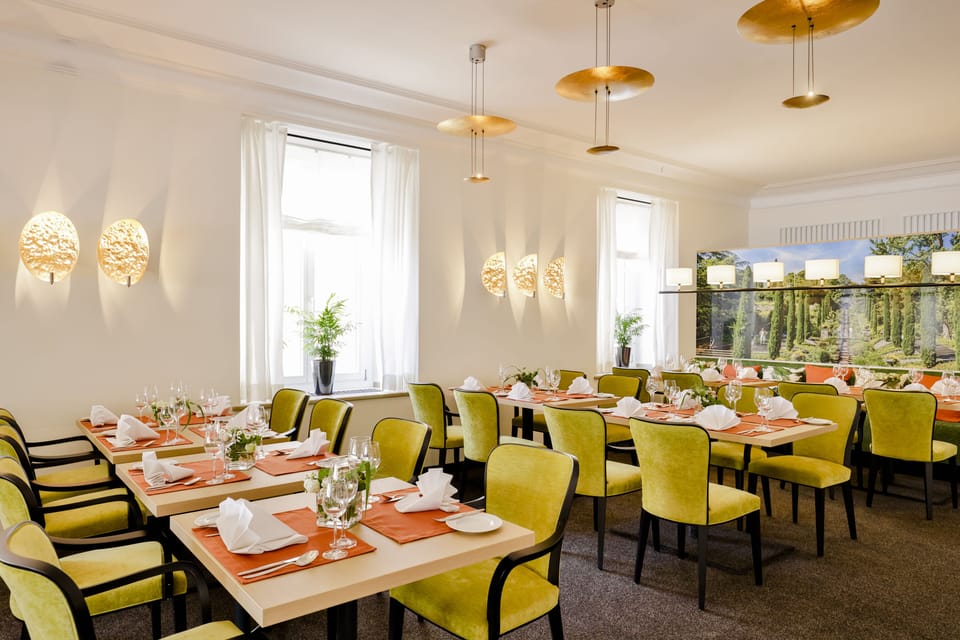 2 restaurants; breakfast, lunch, and dinner served