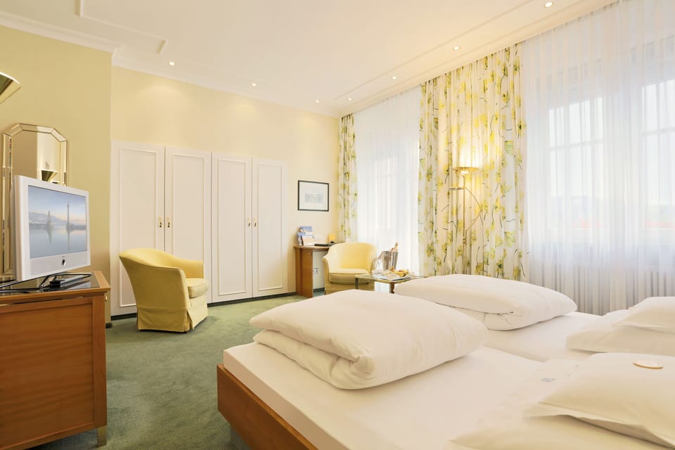 Double Room, Lake View | Hypo-allergenic bedding available, minibar, in-room safe, desk
