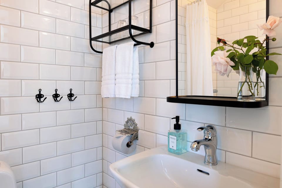 Shower, towels