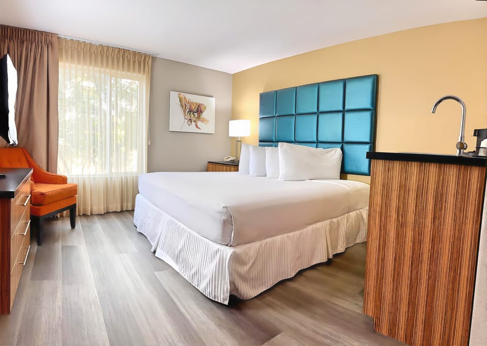 Classic Room, 1 King Bed (Wet Bar) | Hypo-allergenic bedding, pillowtop beds, in-room safe, desk