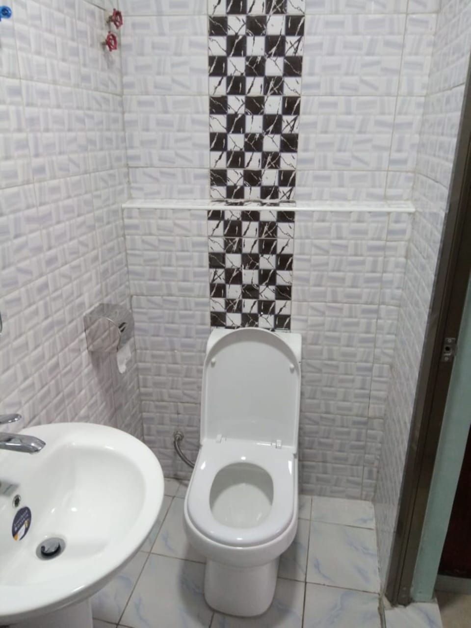Superior Room | Bathroom | Shower, rainfall showerhead, towels, soap