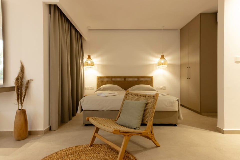 Superior Studio | Free cribs/infant beds, bed sheets, wheelchair access