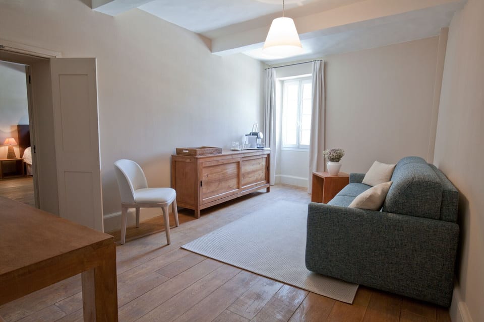 Suite (Oscar) | Living area | Flat-screen TV