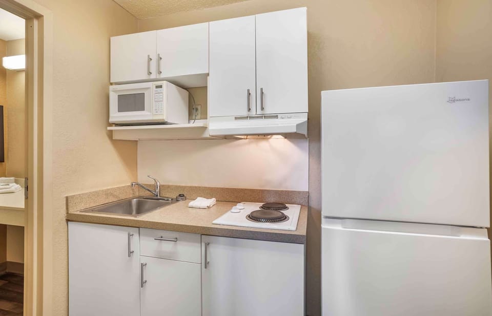 Studio, 2 Twin Beds, Non Smoking | Private kitchen | Fridge, microwave, stovetop, coffee/tea maker