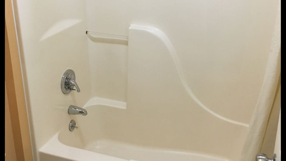 Combined shower/tub, free toiletries, hair dryer, towels