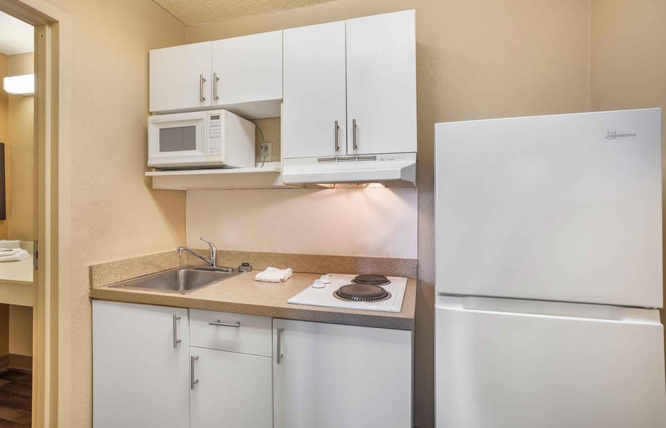 Studio, 2 Twin Beds, Non Smoking | Private kitchen | Fridge, microwave, stovetop