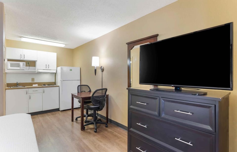 Studio, 1 Queen Bed, Non Smoking | Desk, iron/ironing board, free WiFi, bed sheets