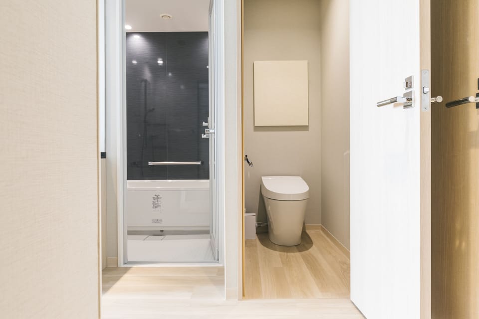 Superior Corner Twin | Bathroom | Separate tub and shower, free toiletries, hair dryer, slippers
