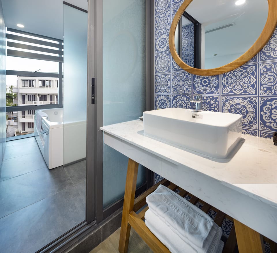 Classic Suite, Sea View | Bathroom | Free toiletries, hair dryer, slippers, bidet