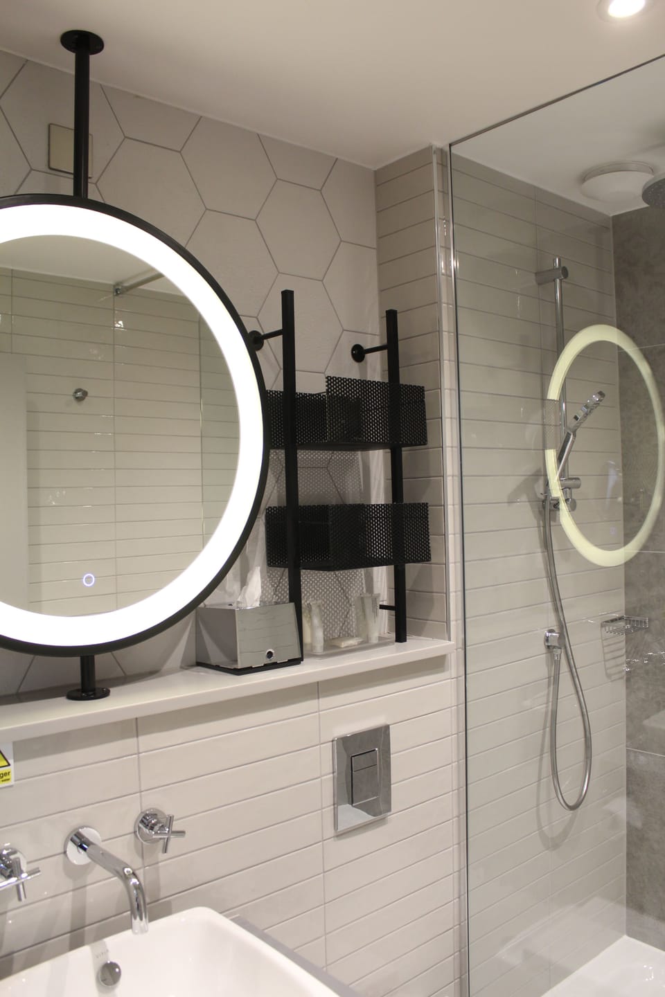 Executive Double Room | Bathroom | Combined shower/tub, free toiletries, hair dryer, towels