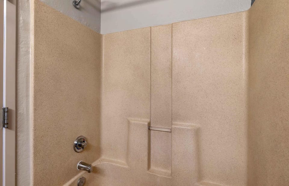 Combined shower/tub, free toiletries, hair dryer, towels
