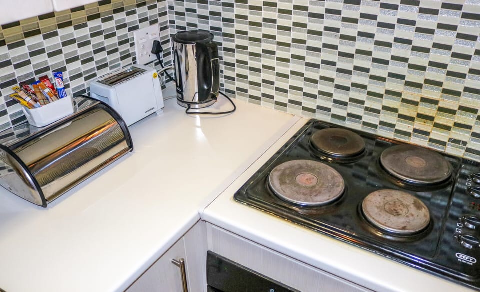 Comfort Apartment | Private kitchenette | Full-size fridge, microwave, oven, stovetop