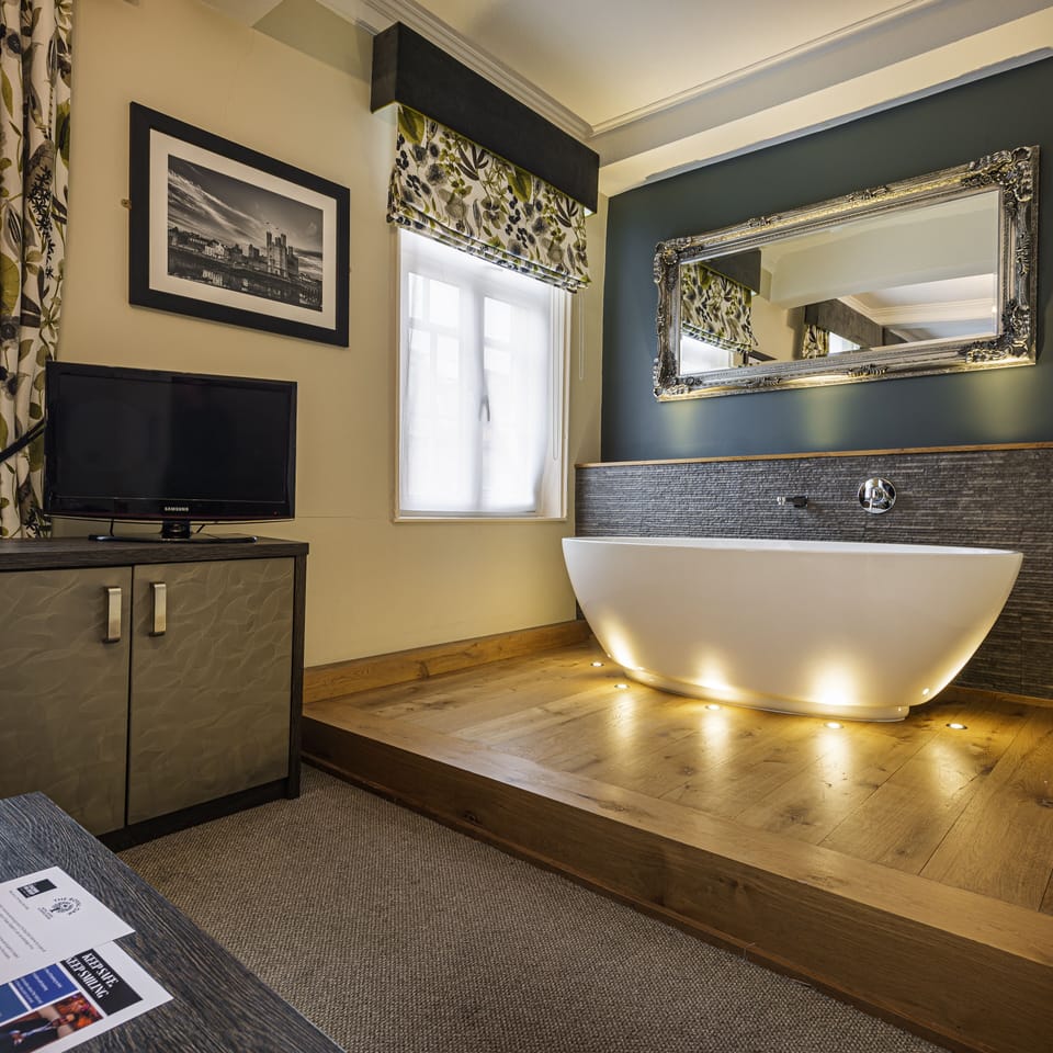 Deluxe Suite | Bathroom | Free toiletries, hair dryer, towels, soap