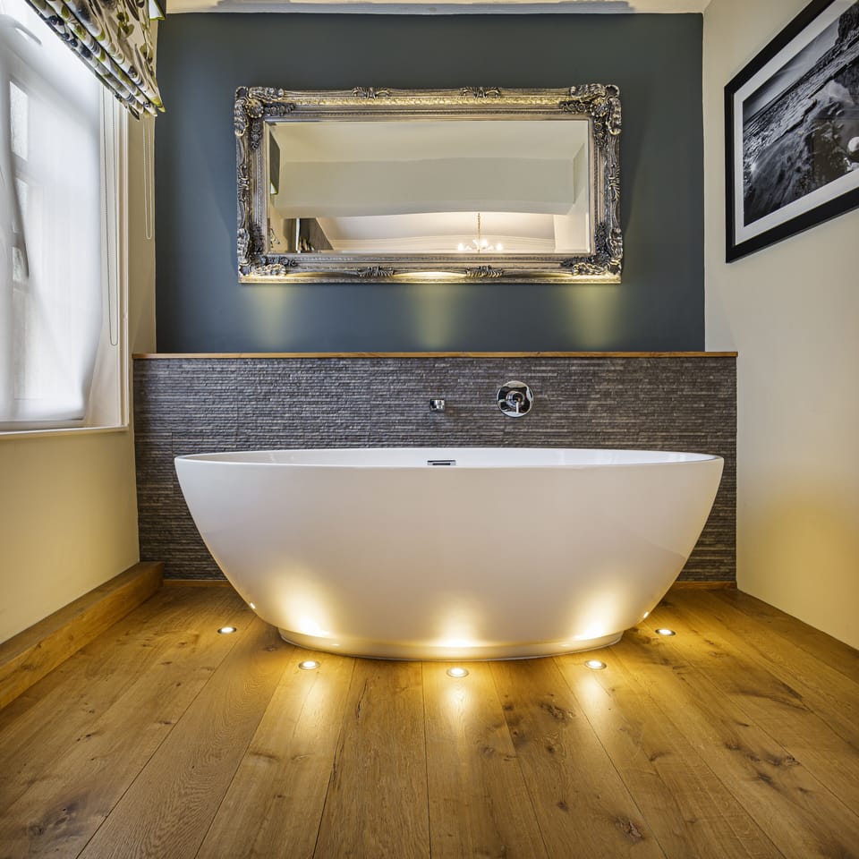 Deluxe Suite | Bathroom | Free toiletries, hair dryer, towels, soap