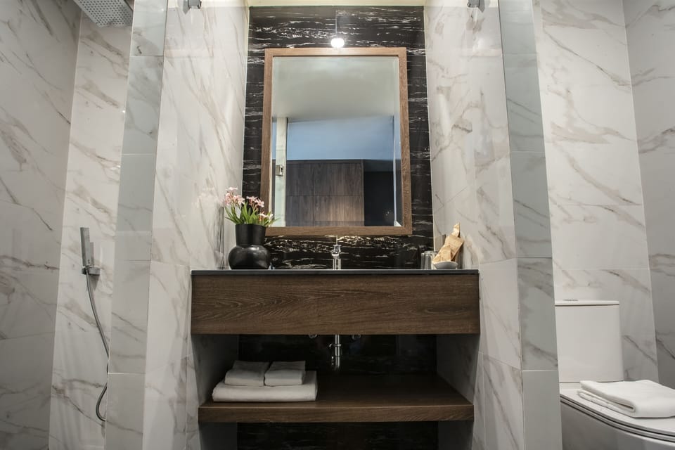 Standard Room, 1 Queen Bed, Non Smoking | Bathroom | Shower, hair dryer, bathrobes, slippers
