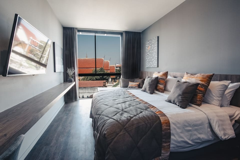 Standard Room, 1 Queen Bed, Non Smoking | Premium bedding, minibar, in-room safe, blackout drapes