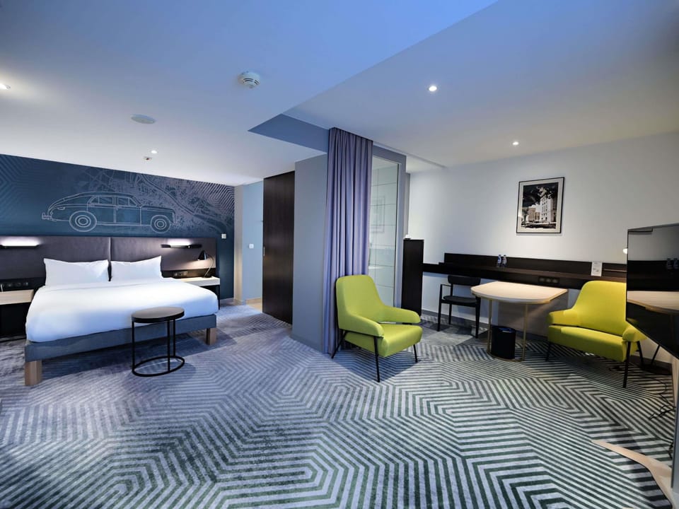 Privilege, Room, 1 Queen Bed | Minibar, in-room safe, desk, blackout drapes