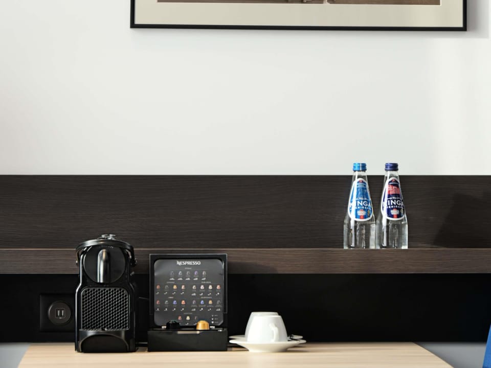 Junior Suite, 1 King Bed | Minibar, in-room safe, desk, blackout drapes