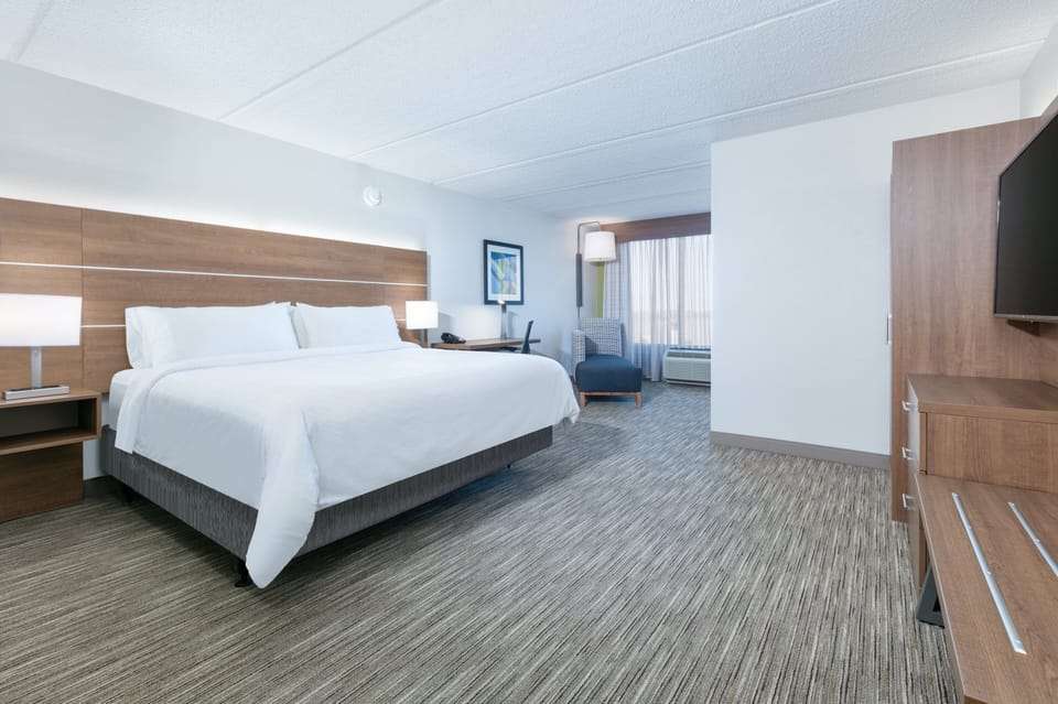 Standard Room, 1 King Bed, Accessible Bathtub | In-room safe, desk, laptop workspace, blackout drapes