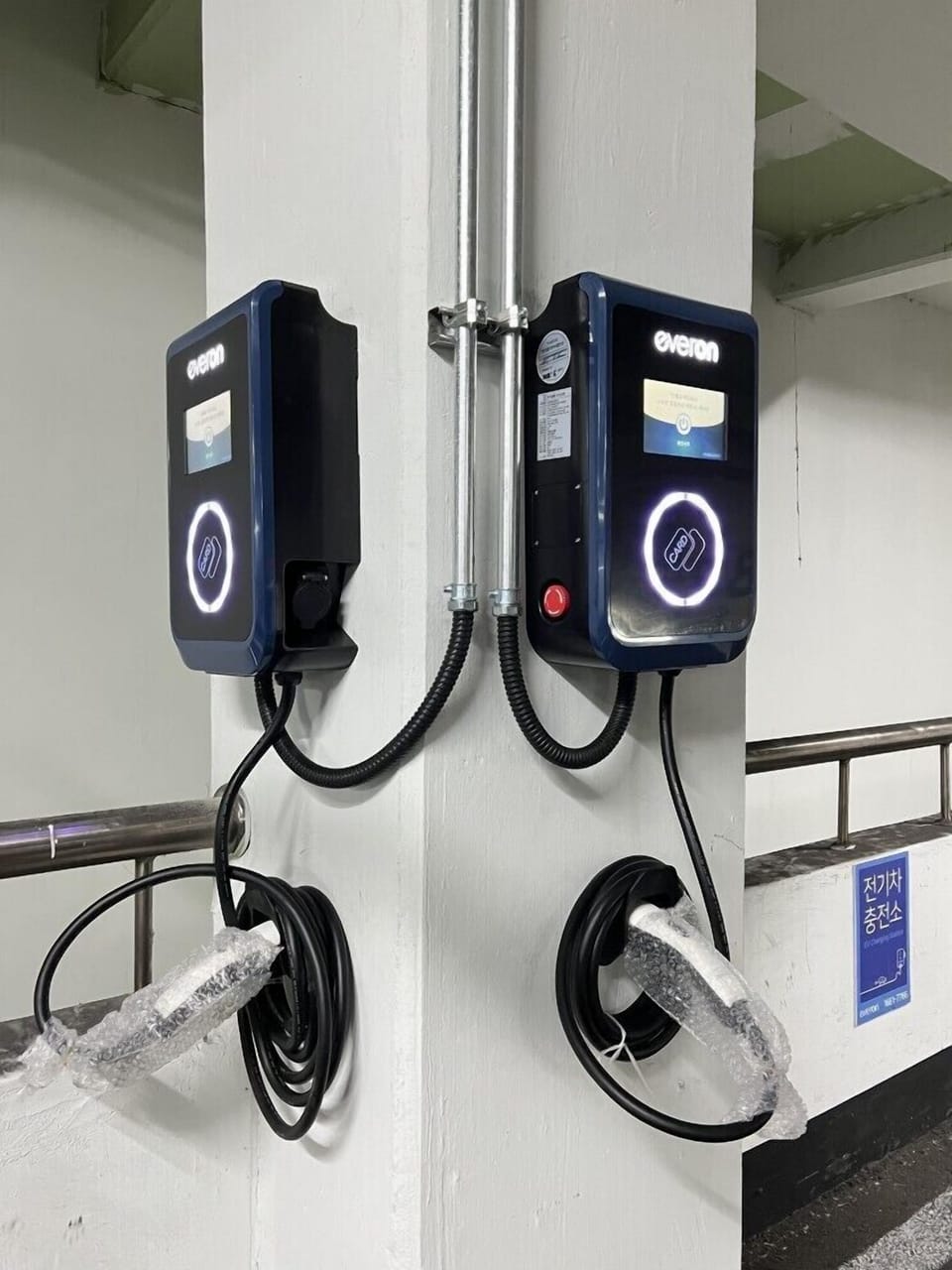 Electric vehicle charging station