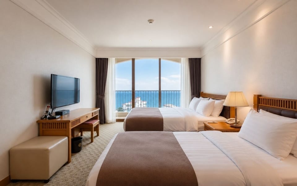 Family Suite | Hypo-allergenic bedding available, in-room safe, soundproofing