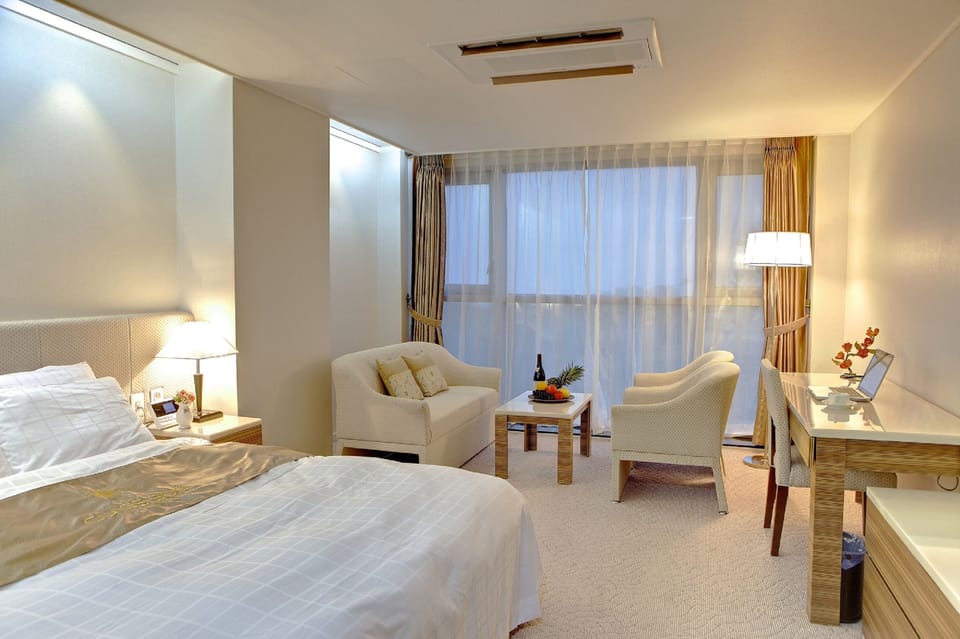 Deluxe Double Room, Partial Ocean View | Down comforters, desk, laptop workspace, free WiFi